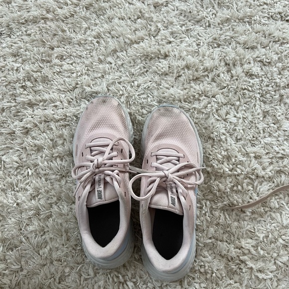 nike shoes - Picture 3 of 3